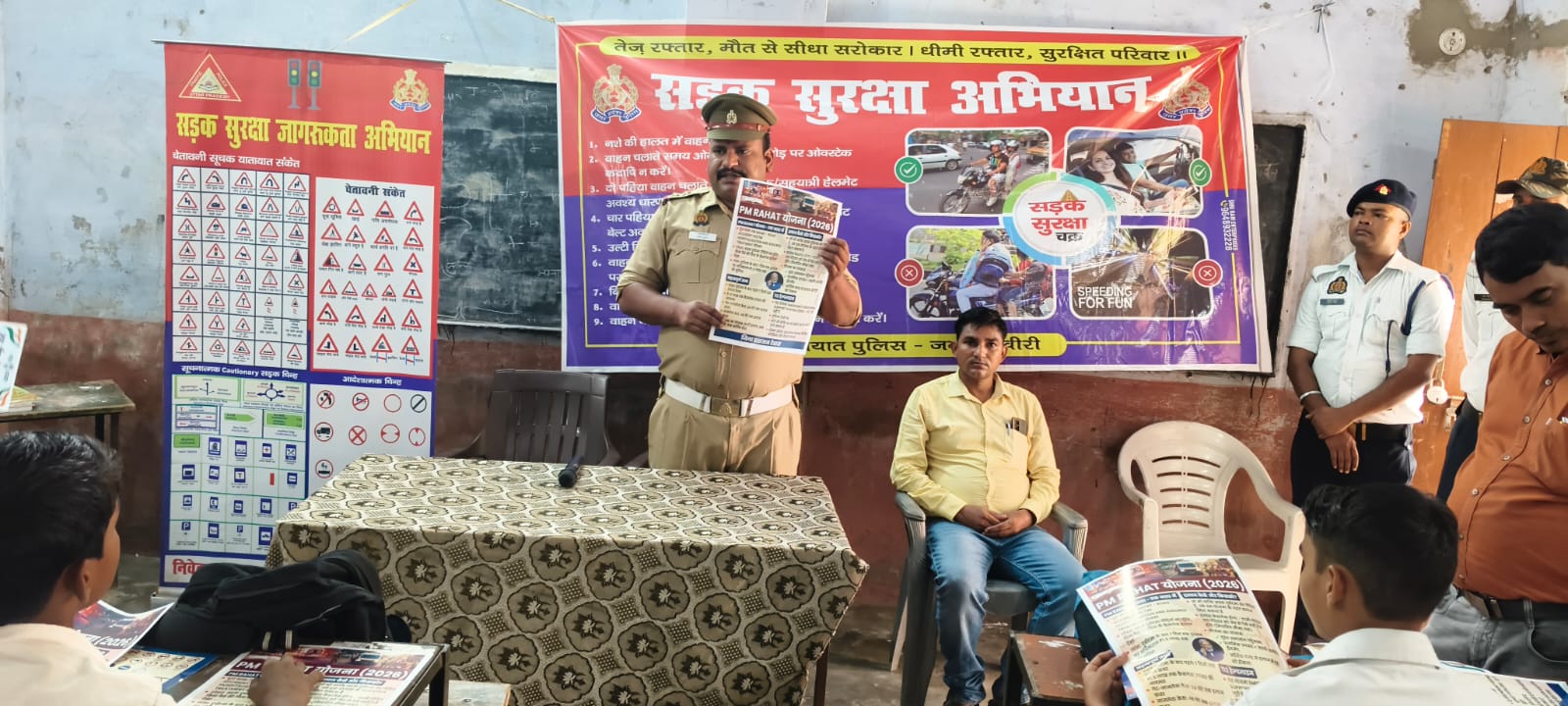 यातायात पुलिस ने चलाया सड़क सुरक्षा जन-जागरूकता अभियान,छात्र-छात्राओं को दी महत्वपूर्ण जानकारी