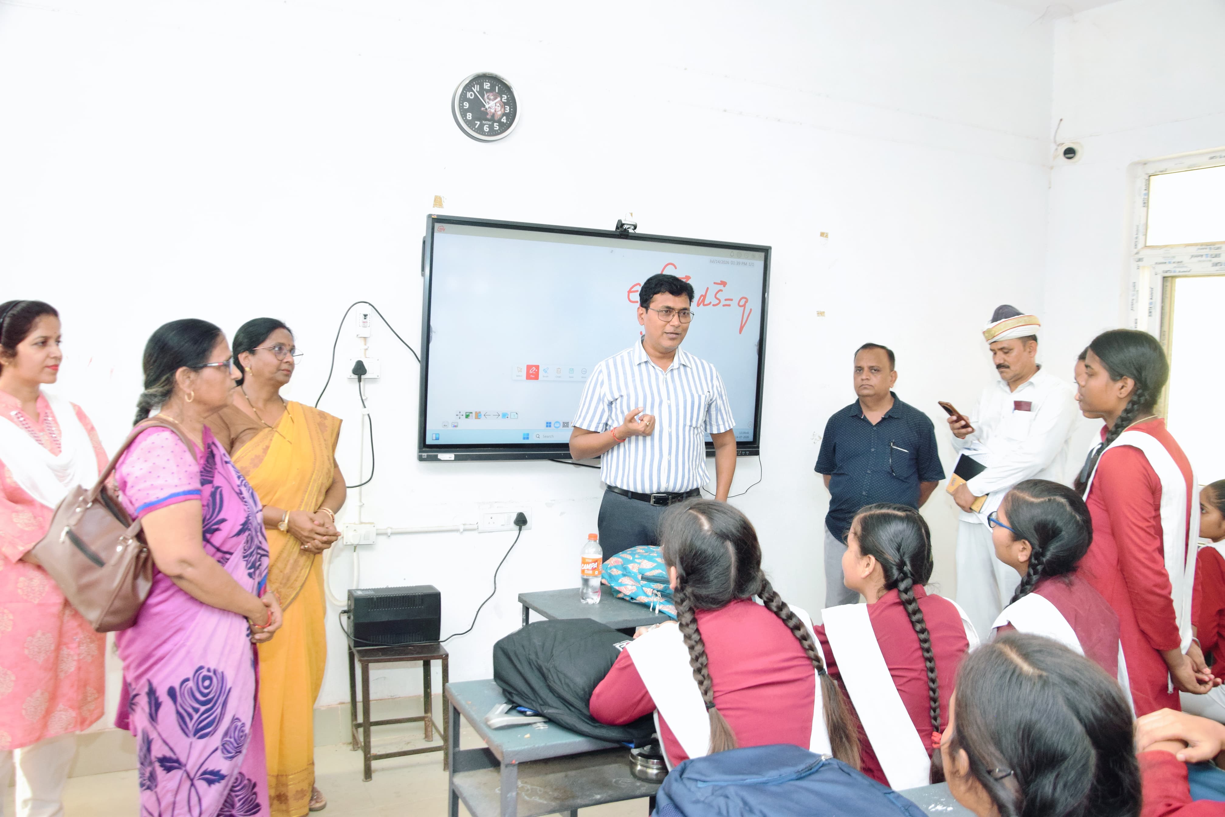कक्षा में शिक्षक बने डीएम अंजनी कुमार सिंह,स्मार्ट बोर्ड पर पढ़ाया फिजिक्स का पाठ