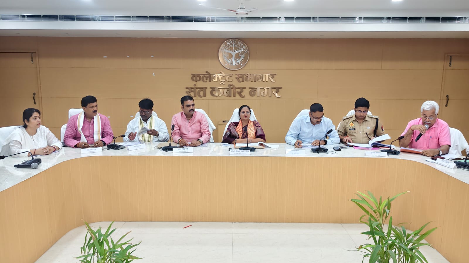 प्रभारी मंत्री की अध्यक्षता में विकास कार्यों/कानून व्यवस्था की समीक्षा बैठक हुई आयोजित।