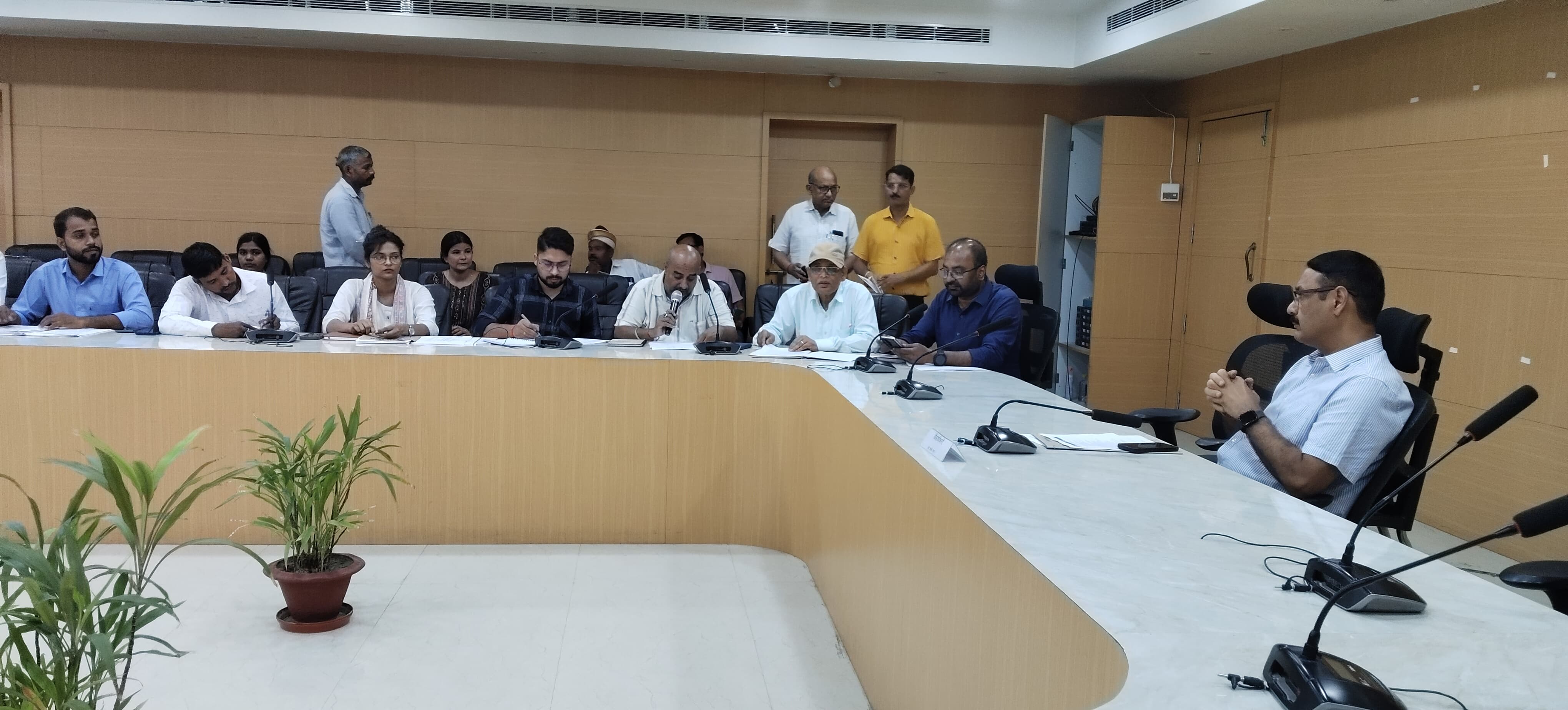 डीएम की अध्यक्षता में जिला कौशल विकास योजना की समीक्षा बैठक हुई आयोजित