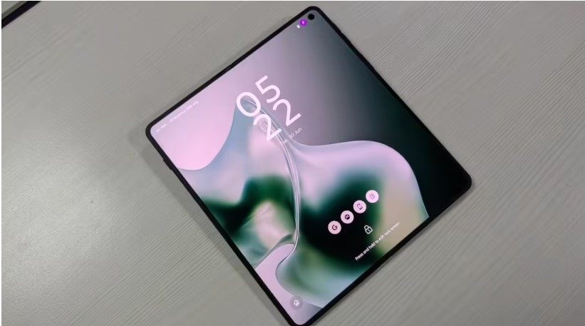 Motorola के पहले फोल्डेबल फोन का रिव्यू: शिद्दत से बनी एक कंप्लीट डिवाइस