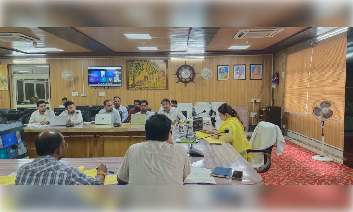 अन्नपूर्णा भवनों का निर्माण समय पर पूरा करें, संचालन में न हो देरी: डीएम