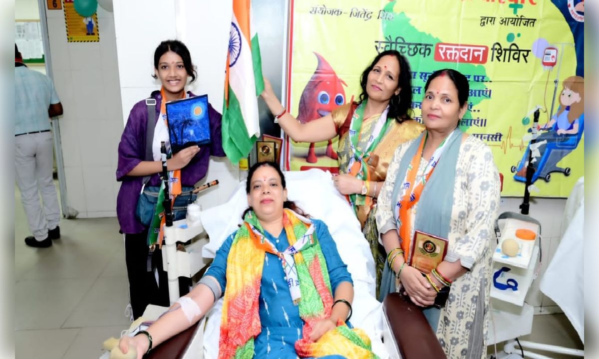 ‘एक हाथ तिरंगा, एक हाथ रक्तदान’ का संदेश, 45 लोगों ने किया स्वैच्छिक रक्तदान