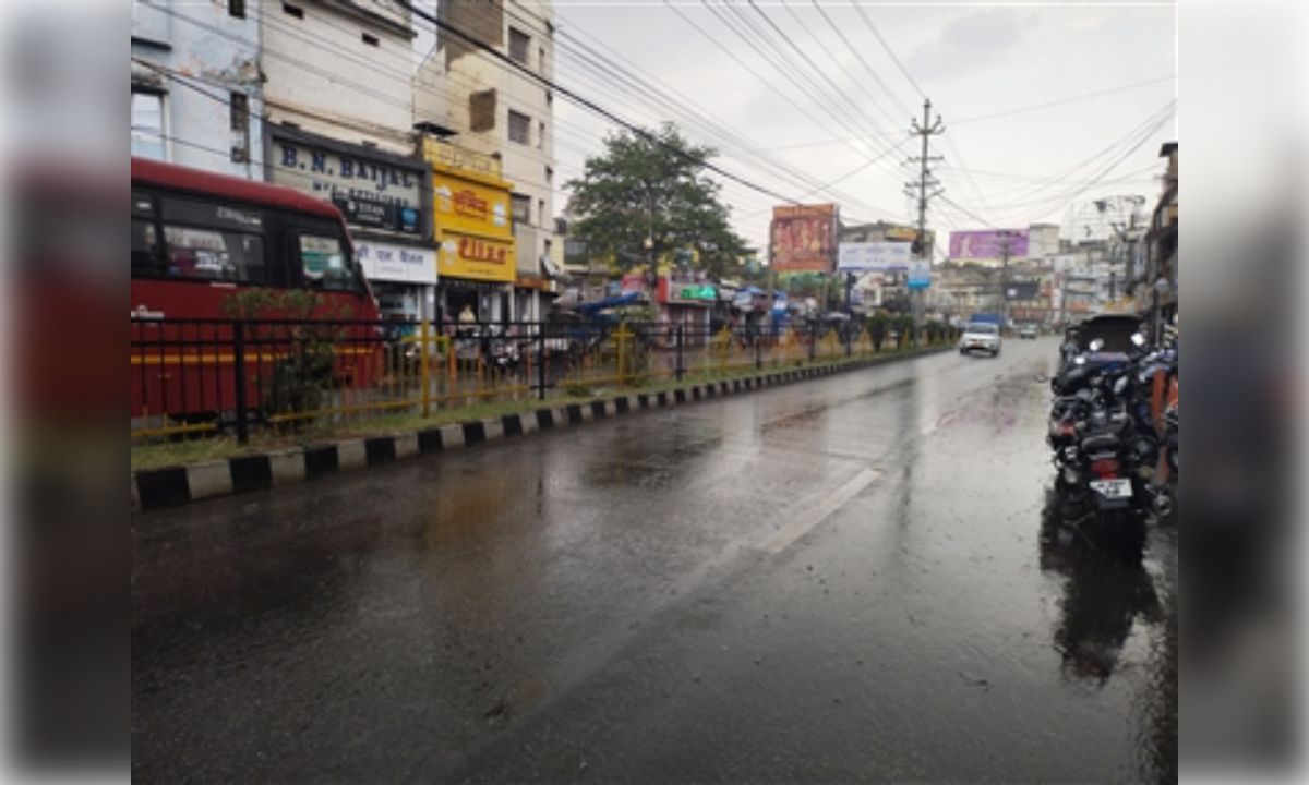 पश्चिम बंगाल में वज्रपात के साथ बारिश के आसार, कई जिलों में चेतावनी