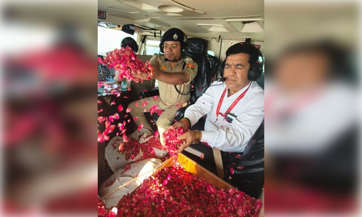 गाजियाबाद-हापुड़ में हेलीकॉप्टर से कांवड़ियों पर हुई पुष्प वर्षा