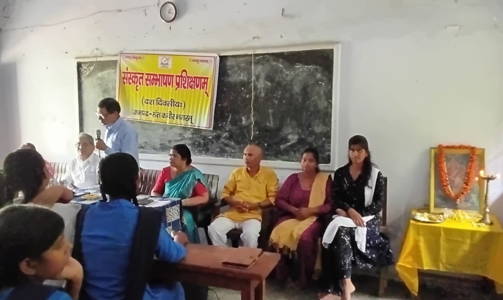 प्रहलाद राय बनारसी लाल बालिका विद्यालय में 10 दिवसीय संस्कृत संभाषण शिविर का भव्य समापन