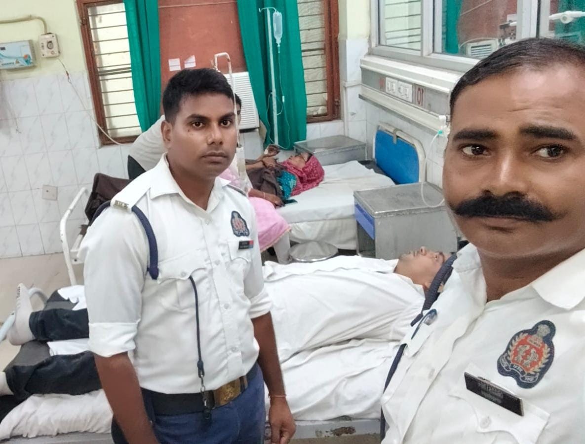 मानवता की मिसाल: ट्रैफिक पुलिस की तत्परता से बची अधिवक्ता की जान