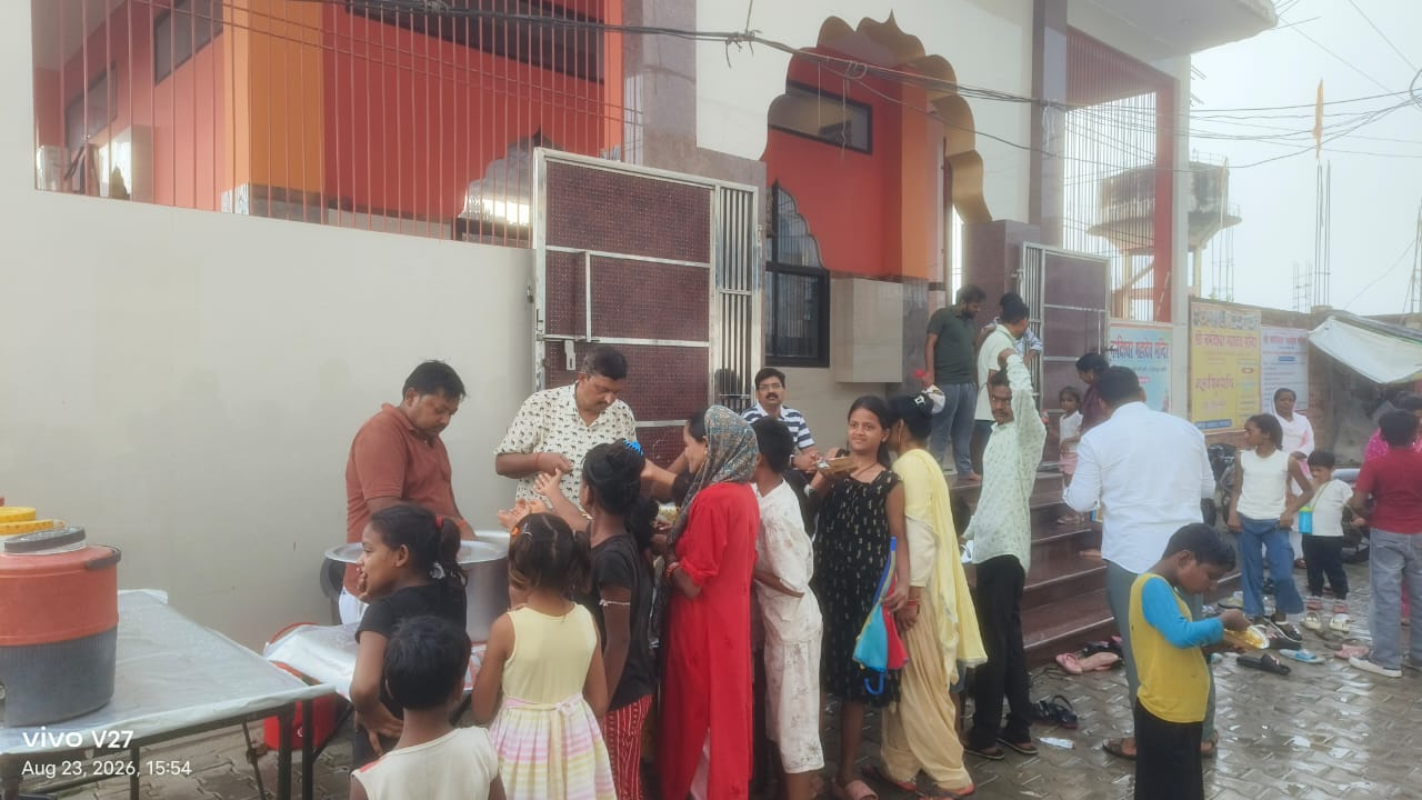 सावन में नर्मदेश्वर महादेव मंदिर में हुआ प्रसाद वितरण श्रद्धालुओं व राहगीरों ने ग्रहण किया पूड़ी-सब्जी का प्रसाद