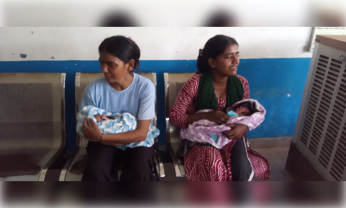 दो मासूमों की किलकारी के बीच छिन गया मां का साया