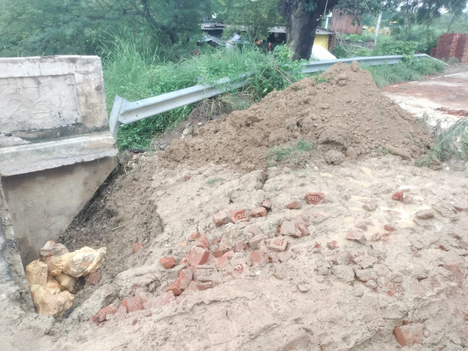 बारिश के कारण धंसी सड़क, आवागमन प्रभावित